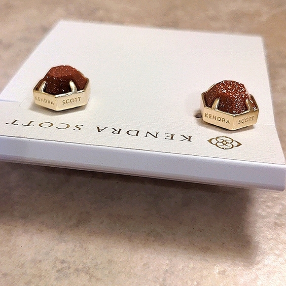 NEW Kendra Scott Taylor Stud Earrings In Gold Orange Goldstone - Picture 6 of 7